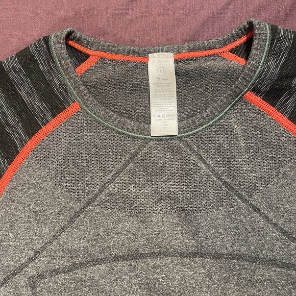 Ivivva (Lululemon) Girl’s Fly Tech Long Sleeve Tee in gray w/ stripes - size 10 - Picture 3 of 7